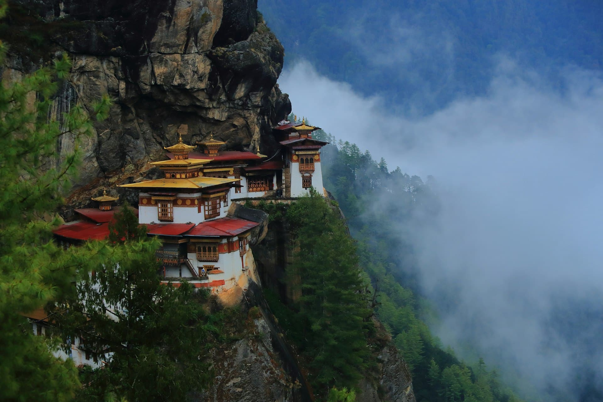 Monastère du Nid du Tigre (Taktsang) accroché à la falaise, Bhoutan
