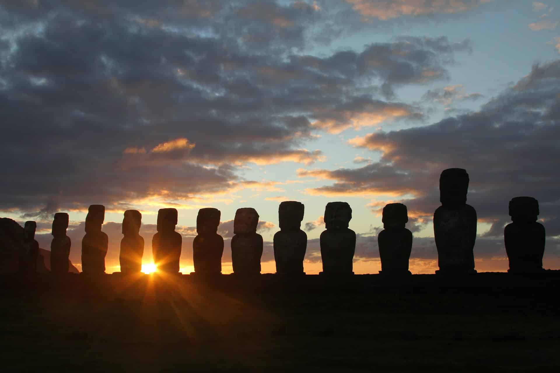 Moaï d'Ahu Tongariki au lever du soleil, île de Pâques, Chili