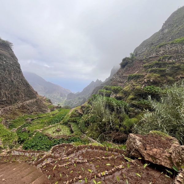 Vallée encaissée et sentier de montagne, Santo Antão, Cap-Vert