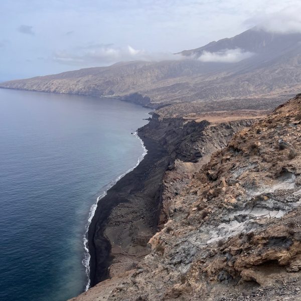 Côte volcanique et falaises plongeant dans l'océan, Cap-Vert