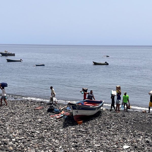 Pêcheurs et barques sur une plage de galets, Cap-Vert