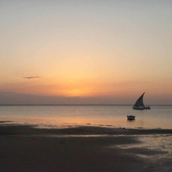 Boutre au coucher du soleil, archipel de Bazaruto, Mozambique