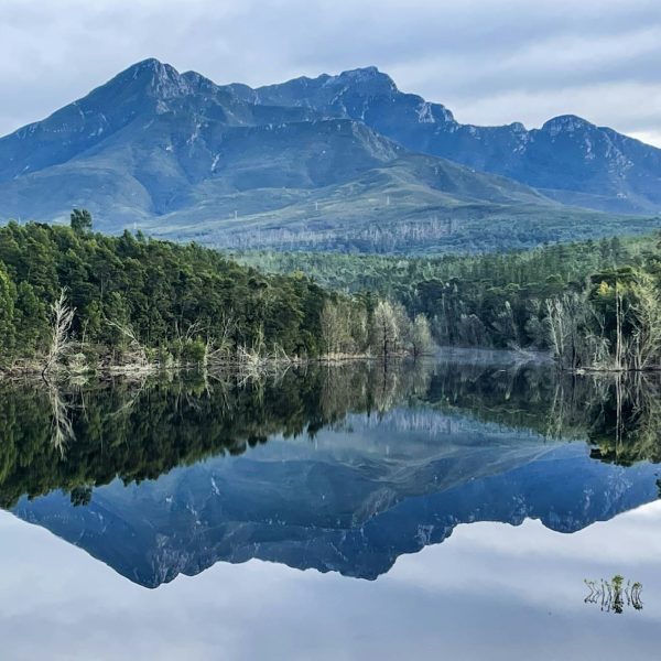 Lac et montagnes le long de la Garden Route, Afrique du Sud