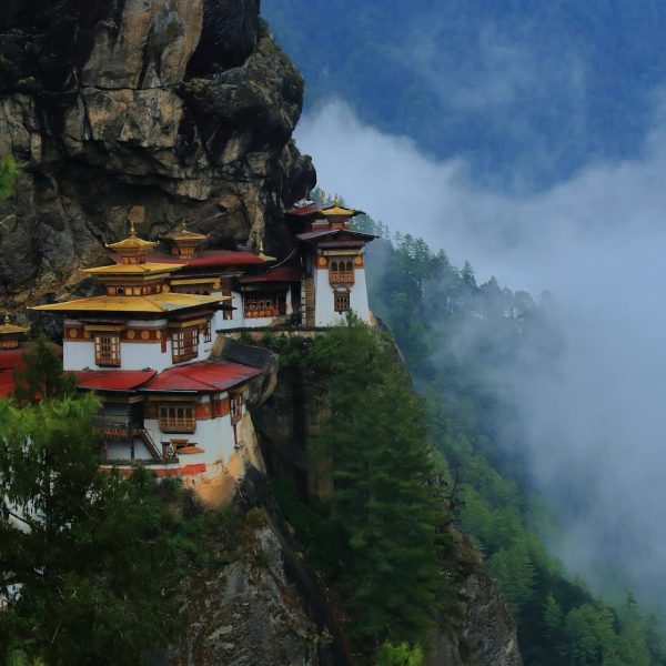 Monastère du Nid du Tigre (Taktsang) accroché à la falaise, Bhoutan