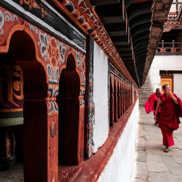 Moines en robe rouge dans un monastère, Bhoutan