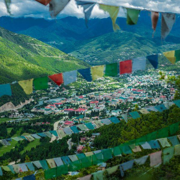 Drapeaux de prières au-dessus de la vallée de Thimphu, Bhoutan