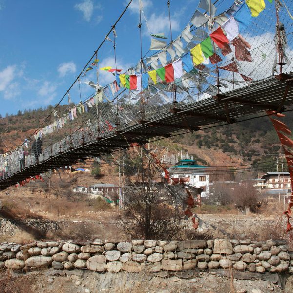 Pont suspendu orné de drapeaux de prières, Bhoutan