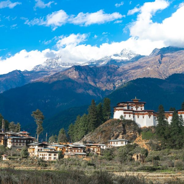 Dzong et village au pied de l'Himalaya, Bhoutan