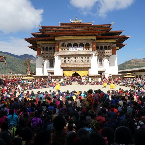 Foule réunie pour le Tsechu devant un dzong, Bhoutan