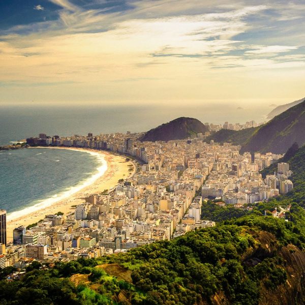 Vue sur la plage de Copacabana et les mornes de Rio de Janeiro, Brésil