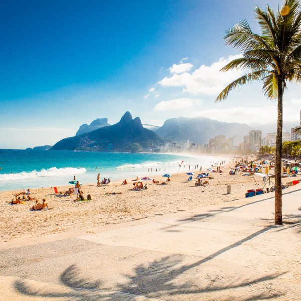 Plage d'Ipanema et montagne des Deux Frères, Rio de Janeiro, Brésil
