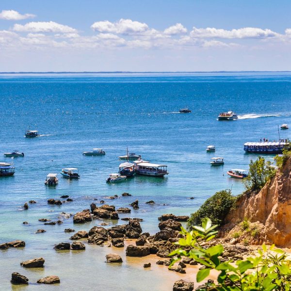 Bateaux dans une crique turquoise de Morro de São Paulo, Brésil
