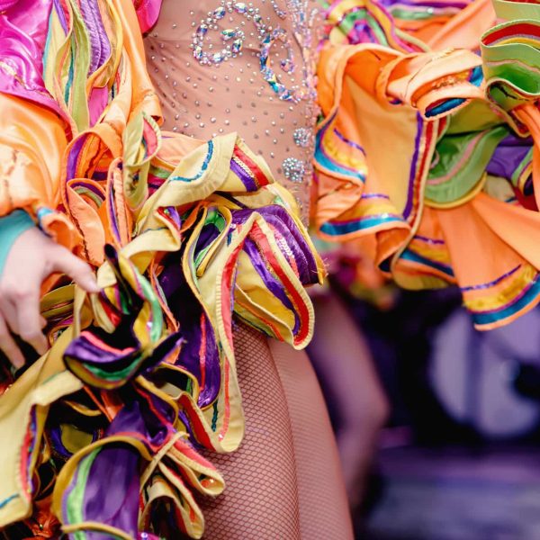 Costume à volants colorés lors du carnaval, Brésil