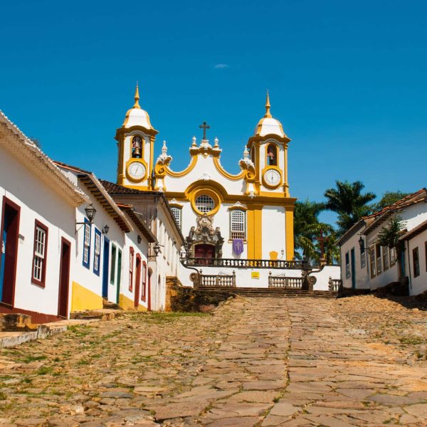 Église baroque et rue pavée de Tiradentes, Brésil
