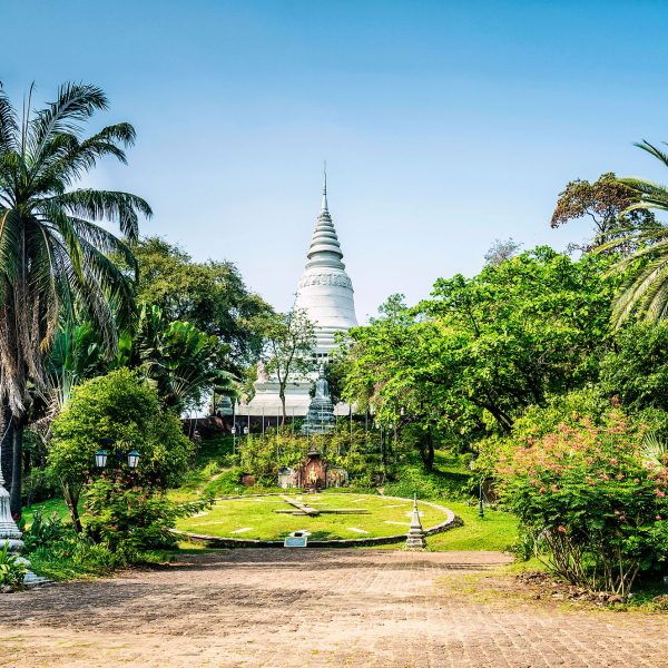 Stupa du Wat Phnom entouré de jardins, Phnom Penh, Cambodge