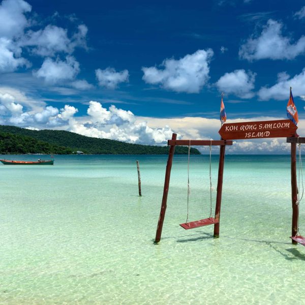 Balançoire en bois dans les eaux turquoise d'une île, Cambodge