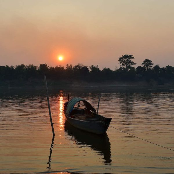 Barque sur le Mékong au coucher du soleil, Cambodge