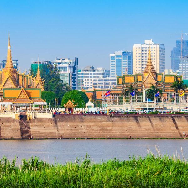 Pagode et gratte-ciel au bord du fleuve à Phnom Penh, Cambodge