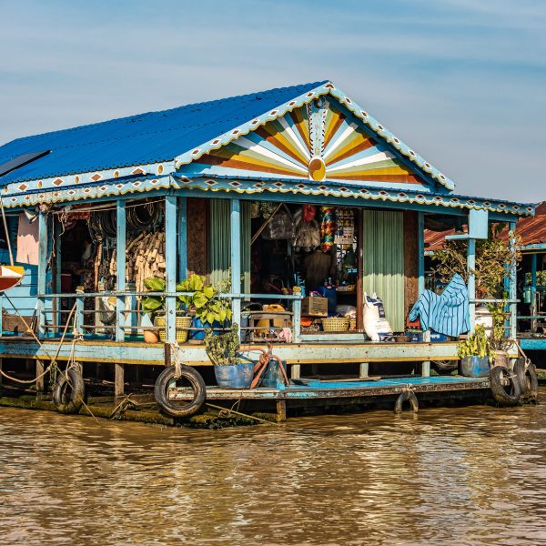 Maison sur pilotis d'un village flottant du Tonlé Sap, Cambodge