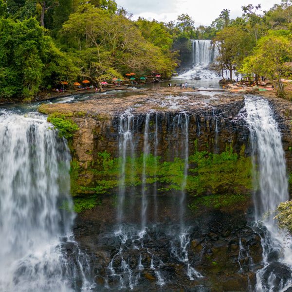 Cascades dans la jungle du Mondulkiri, Cambodge