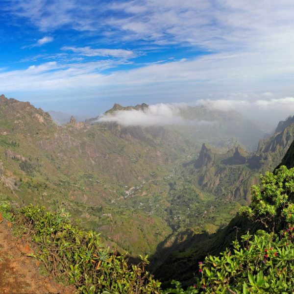 Vallée verdoyante et montagnes de l'île de Santo Antão, Cap-Vert
