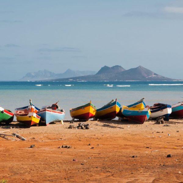 Barques de pêche colorées sur une plage de Mindelo, Cap-Vert
