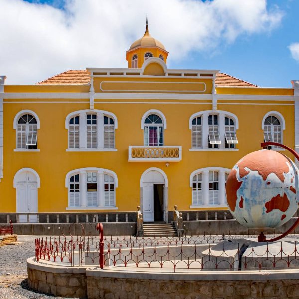 Bâtiment colonial jaune du port de Mindelo, île de São Vicente, Cap-Vert
