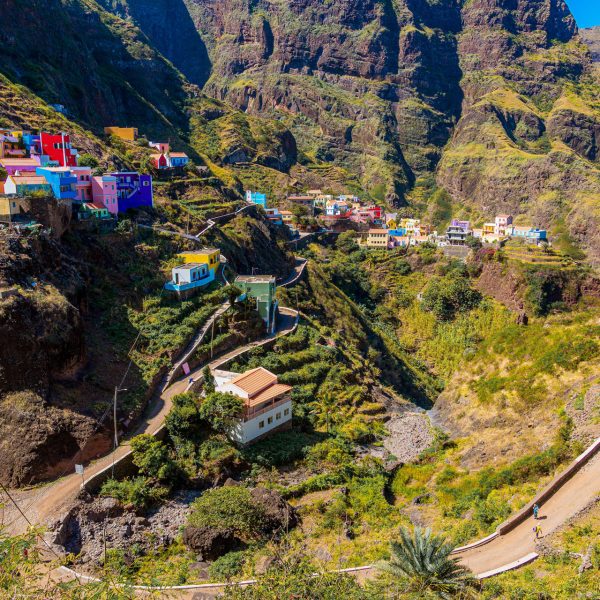 Village de Fontainhas accroché à la montagne, île de Santo Antão, Cap-Vert