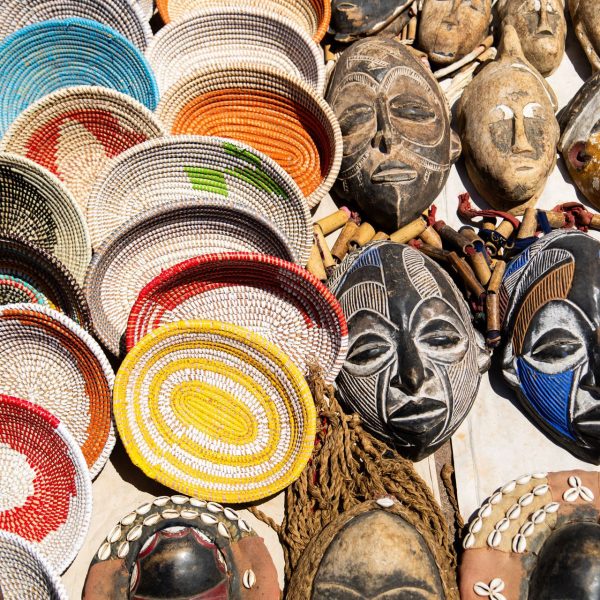 Masques et paniers d'artisanat africain sur un marché, Cap-Vert
