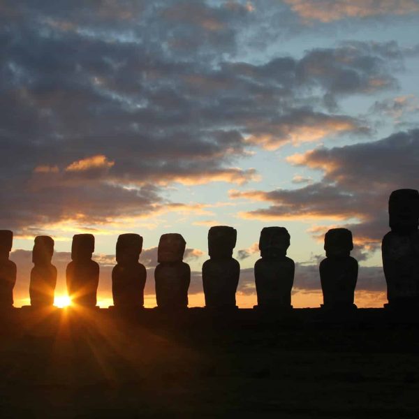 Moaï d'Ahu Tongariki au lever du soleil, île de Pâques, Chili