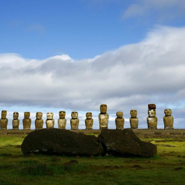 Quinze moaï alignés d'Ahu Tongariki, île de Pâques, Chili