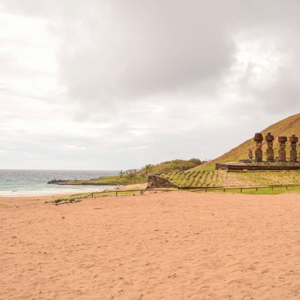 Moaï au-dessus de la plage d'Anakena, île de Pâques, Chili