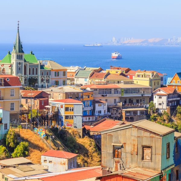 Maisons colorées sur les collines de Valparaíso face au Pacifique, Chili