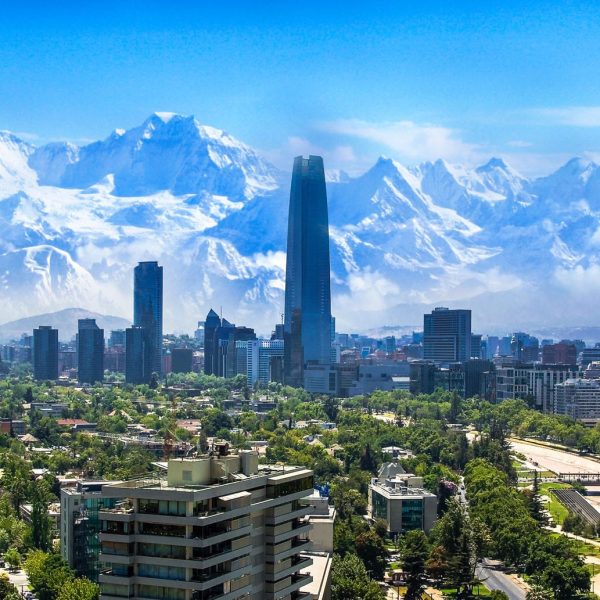 Gratte-ciel de Santiago devant la cordillère des Andes enneigée, Chili