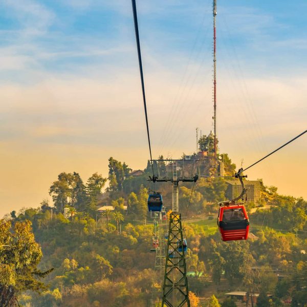 Téléphérique au-dessus de Santiago au coucher du soleil, Chili