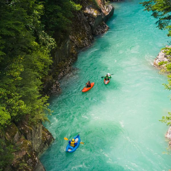 Kayaks sur les eaux turquoise du rio Futaleufú, Patagonie, Chili