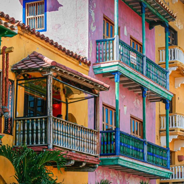 Façades colorées et balcons de la vieille ville de Carthagène, Colombie