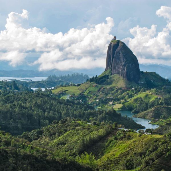 Rocher El Peñol dominant les lacs de Guatapé, Colombie