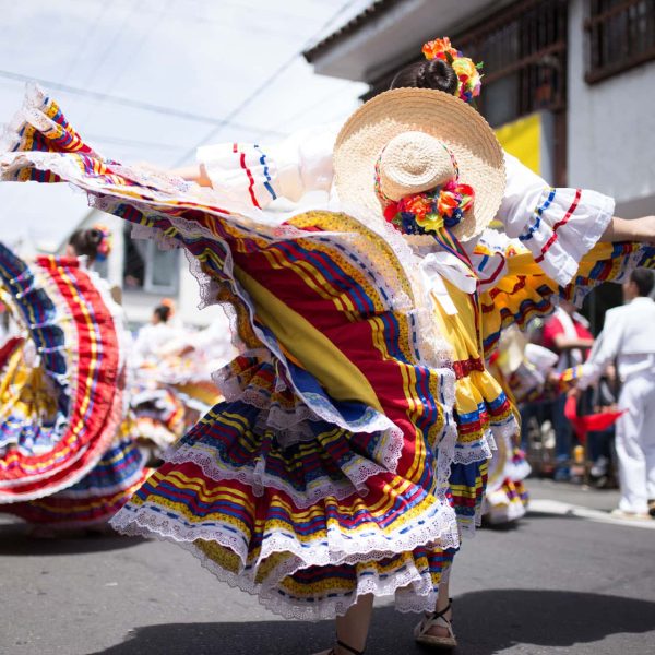 Danseuse en costume traditionnel lors d'un carnaval, Colombie