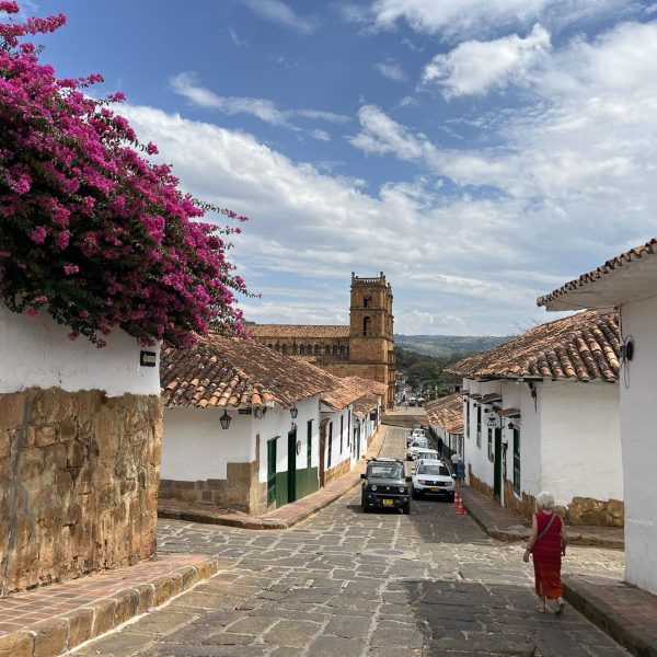 Rue pavée et maisons blanches de Barichara, Colombie