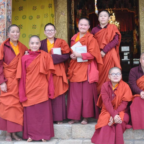 Jeunes moniales bouddhistes devant un temple au Bhoutan