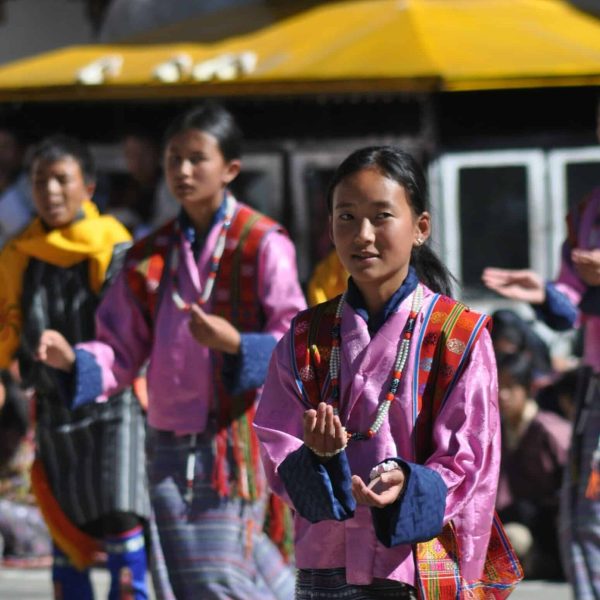 Jeunes Bhoutanaises en tenue traditionnelle lors d’un festival tsechu