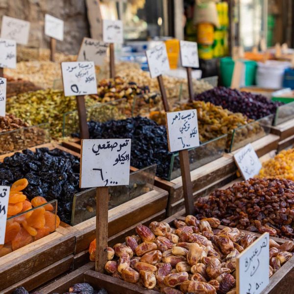 Étals d'épices, de fruits secs et de douceurs dans un souk, Égypte
