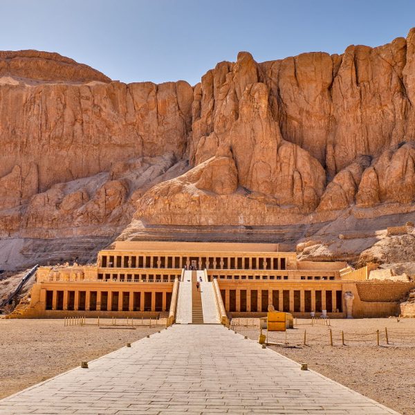 Temple d'Hatchepsout au pied des falaises de Deir el-Bahari, Égypte