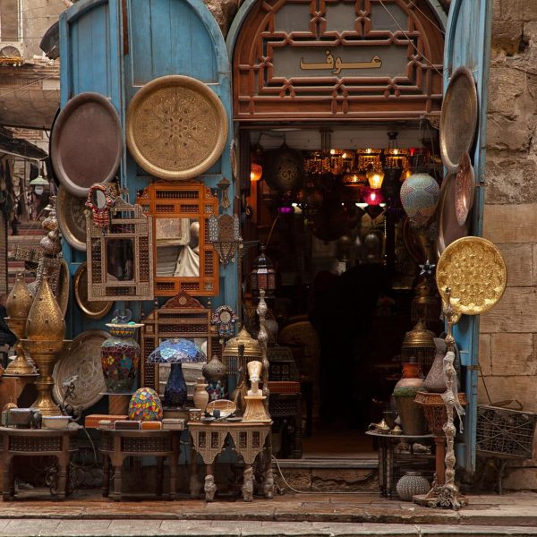 Boutique de lanternes et de cuivres dans le souk du Caire, Égypte