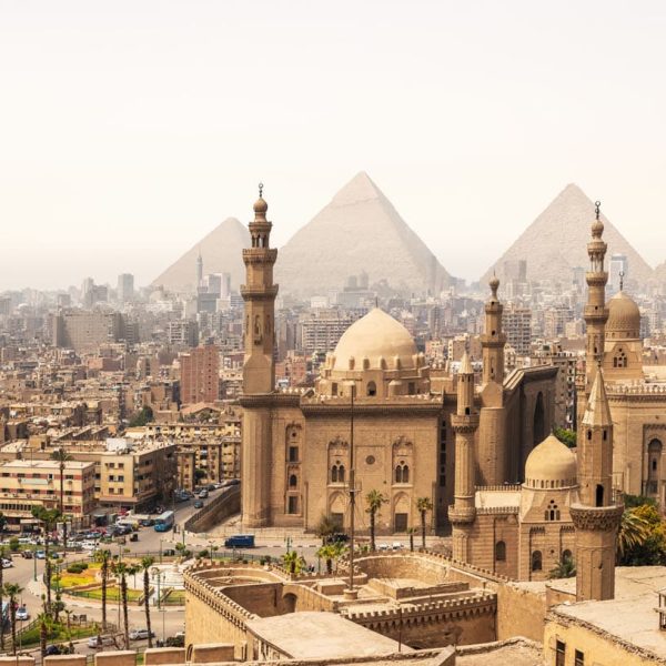 Mosquée-madrasa du sultan Hassan et pyramides de Gizeh en arrière-plan, Le Caire, Égypte