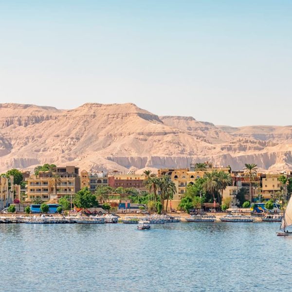 Le Nil et les falaises de la rive ouest à Louxor, Égypte