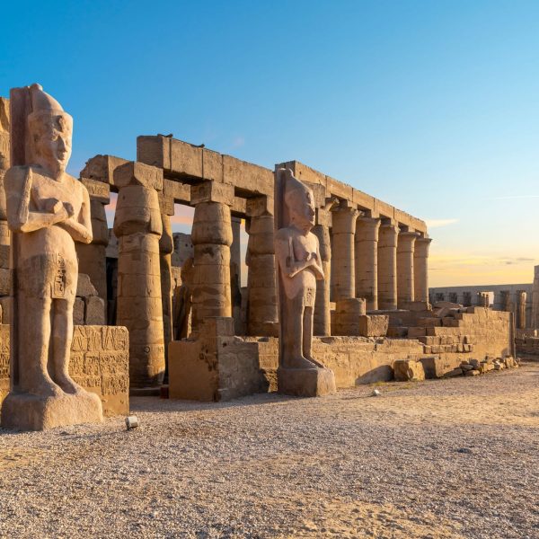 Colonnade et statues du temple de Louxor au coucher du soleil, Égypte