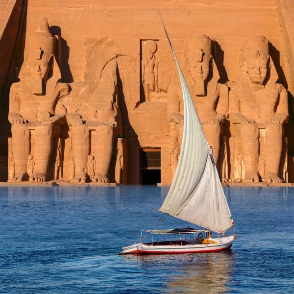 Felouque sur le Nil devant les colosses d'Abou Simbel, Égypte