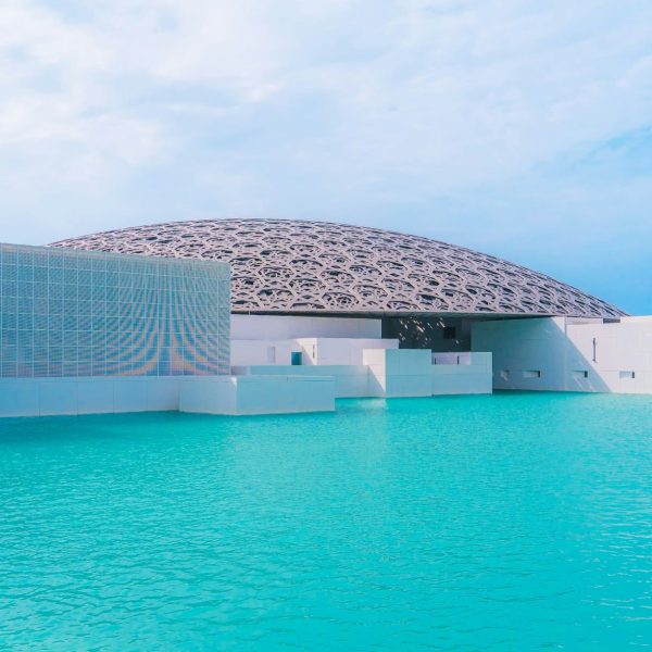 Louvre Abu Dhabi posé sur l'eau, île de Saadiyat